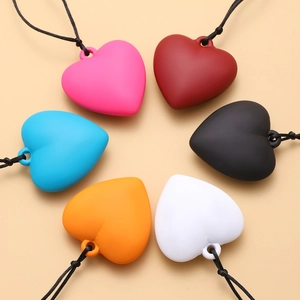Vue macro de pendentifs en forme de cœur 3D en six couleurs disposés en cercle