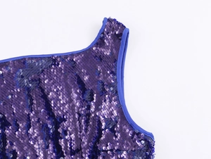 Dettaglio ravvicinato di paillettes viola scintillanti e bordo in tessuto sulla spalla