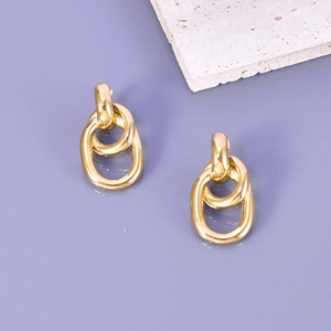 Détail de boucles d'oreilles ovales entrelacées en acier inoxydable plaqué or 18 carats
