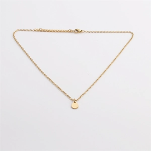Collier minimaliste en acier inoxydable plaqué or avec petit pendentif larme sur fond blanc