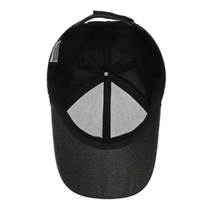 Vue intérieure de la casquette de baseball noire avec doublure et sangle réglable