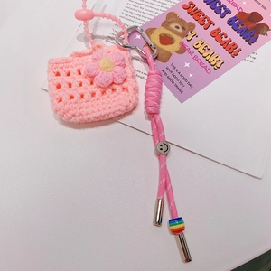 Mini sac tissé rose avec décoration marguerite et clip coeur sur un porte-clés élégant