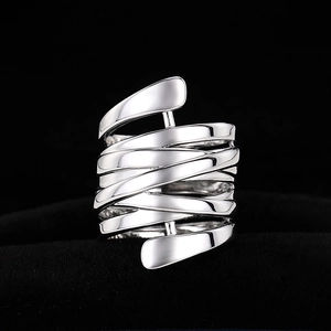 Anello a fascia larga multistrato color argento con linee geometriche su velluto nero