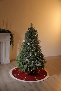 Détail du tapis de sapin de Noël tricoté rouge avec motifs de chapeaux de fête