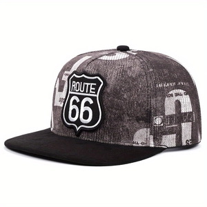 Cappellino snapback a tesa piatta con stampa di giornale vintage e stemma Route 66