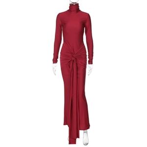 Détail de la robe longue bordeaux à col montant avec nœud à la taille et rubans drapés