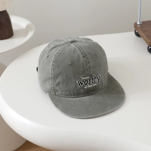 Détail du texte brodé blanc sur la casquette hip hop en coton délavé pour enfants