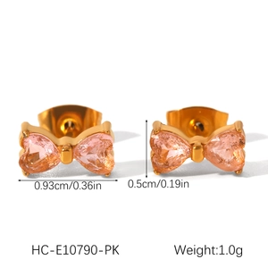 Dettaglio degli orecchini a fiocco dorati con zircone rosa incluse le dimensioni reali