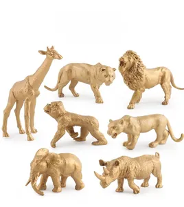 Vista dettagliata di 7 statuette dorate di animali safari, leone e giraffa