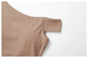 Détail de la large bandoulière et du tissu côtelé moka sur le gilet de yoga de sport