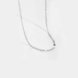 Dettaglio della collana a catena in argento S925 con piccoli ciondoli a paillettes lucide
