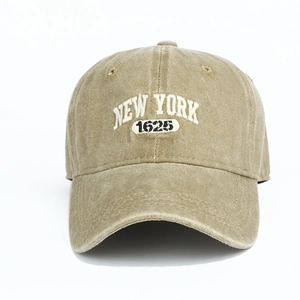 Broderie détaillée NEW YORK 1625 sur une casquette de baseball vintage en coton kaki usé