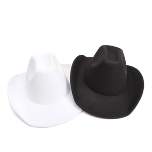 Chapeaux de cow-boy classiques en feutre noir et blanc avec bords roulés et couronne pincée