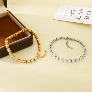 Vue détaillée des bracelets de tennis or et argent avec fermoir mousqueton réglable