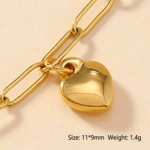 Pendentif cœur doré 11x9mm poli et collier chaîne trombone dans un style minimaliste