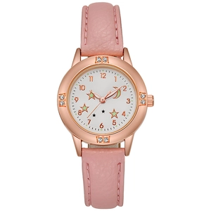 Gros plan d'un cadran de montre or rose avec motifs de lune et étoiles et diamants