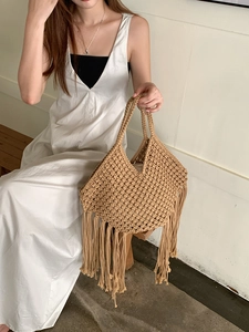Dettagli della borsa da spiaggia con frange intrecciate a mano boho, elegante borsa casual.