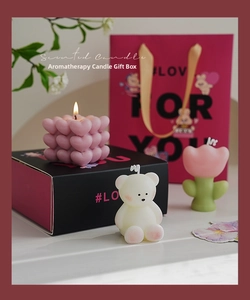 Detailed view of scented candle set with heart cube, bear and tulip in pink gift packaging