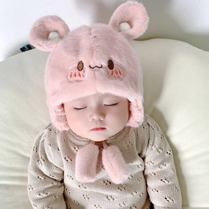Dettaglio del cappello in peluche rosa per neonati con paraorecchie e orecchie da orso