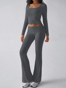 Détail d'un ensemble gris foncé avec haut court à manches longues et pantalon évasé