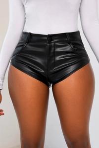 Detailaufnahme schwarze Kunstleder-Shorts mit hoher Taille, Textur und Nähten