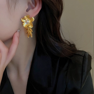 Vintage goldene Blumen Perlen Ohrringe fuer Damen elegante Barock Hofstil Schmuckgeschenke