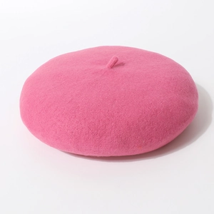 Detailopname van de roze wollen baret met zachte pluche textuur en klassiek topontwerp