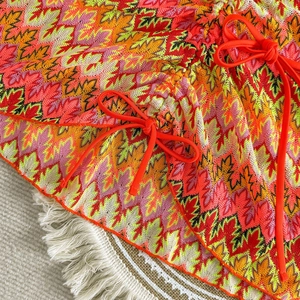 Détails de broderie au crochet bohème aux motifs de feuilles d'érable et cordons rouges