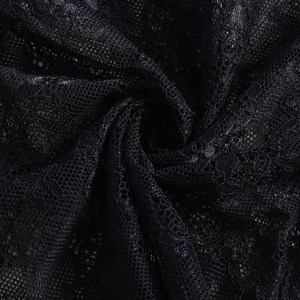 Gros plan sur un tissu en dentelle florale noire avec une structure en maille fine