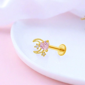 Labret lune dorée avec zircon cœur rose et petits diamants sur un plat en céramique
