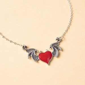 Collier punk gothique avec ailes de démon et pendentif coeur rouge sur chaîne en argent