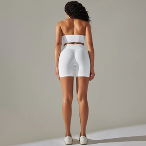 Dettaglio completo del set sportivo bianco senza cuciture con top a lupetto e pantaloncini