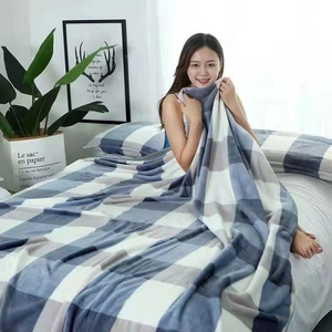 Couverture épaisse en flanelle avec motif à carreaux bleu gris et blanc pour la maison