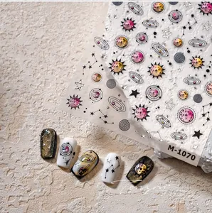 Détails macro des stickers ongles M-1070 avec motifs argentés de planètes et étoiles