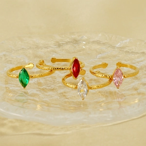 Set di anelli dorati regolabili con pietre marquise e texture martellata