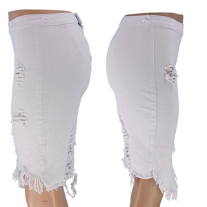 Detailansicht von weißem Denimrock mit Distressed-Effekt und schmal geschnittener Passform