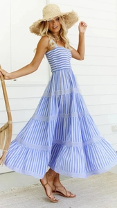 Robe d'été bohème à rayures bleues et blanches avec jupe à volants et lien à la taille
