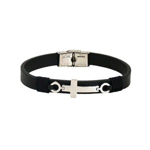 Bracelet pour homme en cuir noir avec breloque croix en acier inox sur fond blanc