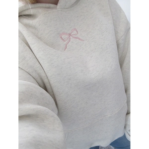 Grauer American Retro Kapuzenpullover mit floralem Schriftzug und rosa Schleifenstickerei