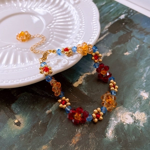Vue détaillée du collier de fleurs en perles colorées avec fermoir et chaîne d'extension