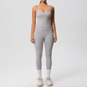 Détail d'un ensemble de yoga gris clair avec leggings taille haute et poches latérales