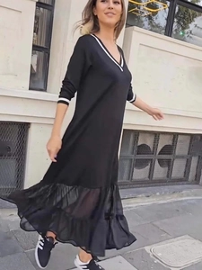 Robe noire élégante à manches longues, col en V, rayures blanches et ourlet en mousseline