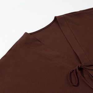 Détail du haut marron en coton et lin avec col en V et cordon de serrage à lacets