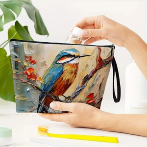 Trousse de maquillage en toile imprimé oiseaux remplie d'articles de toilette sur lavabo