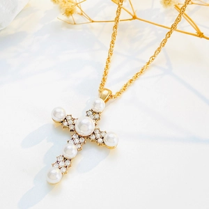 Elegante goldene Kreuzhalskette mit weißen Perlen und glitzernden Strasssteinen auf Weiß