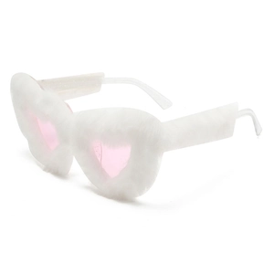 Dettaglio degli occhiali da sole a cuore bianchi in peluche con lenti rosa da festa