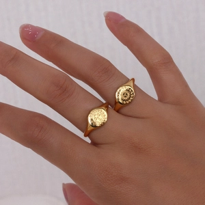 Minimalistisches 18K vergoldetes Ring-Set mit Vintage Sonnen- und Mondgravuren