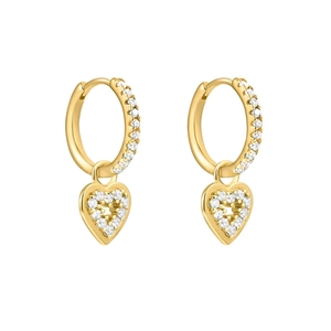 Détail de boucles d'oreilles cœur dorées avec micro-pavage de zircons multicolores