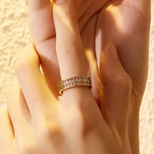 Elegante anello in oro con doppia fila di zirconi viola pallido con taglio baguette