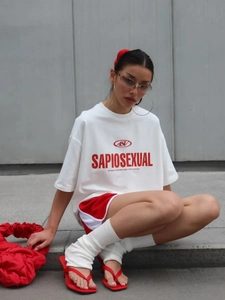 Λεπτομέρεια κόκκινης στάμπας Sapiosexual σε λευκό βαμβακερό T-shirt για μοντέρνο street look